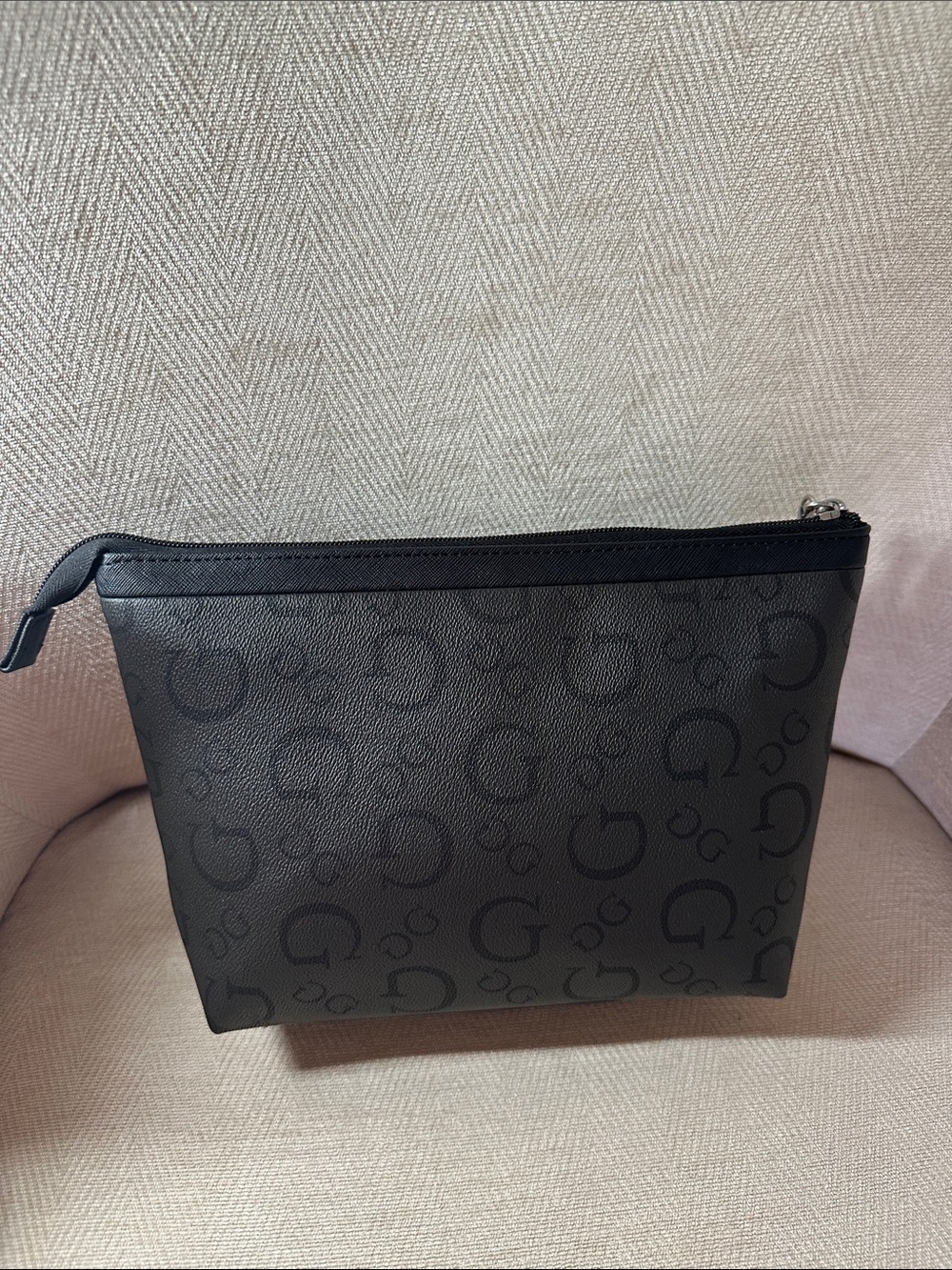 GUESS Black Logo-Print Toiletry Pouch with Heart Charm - Picture 7 of 13